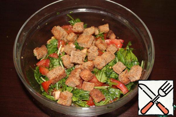 Put the dressing on the salad and sprinkle with crackers.