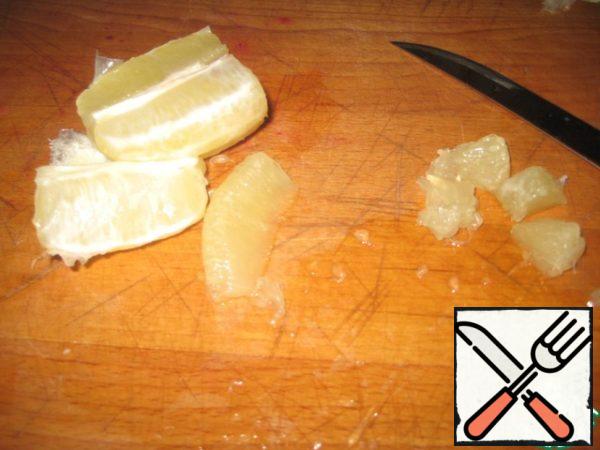 Remove the skin from the lemon so that the pulp is visible. With a sharp knife, carefully cut the pulp between the slices. We have enough pulp from half a lemon (the taste of our family, you are guided by the tastes of your family).
