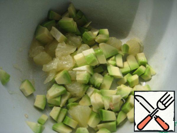 Peel and dice 1 ripe avocado. Pour lemon juice over it (about 1-2 tablespoons).
