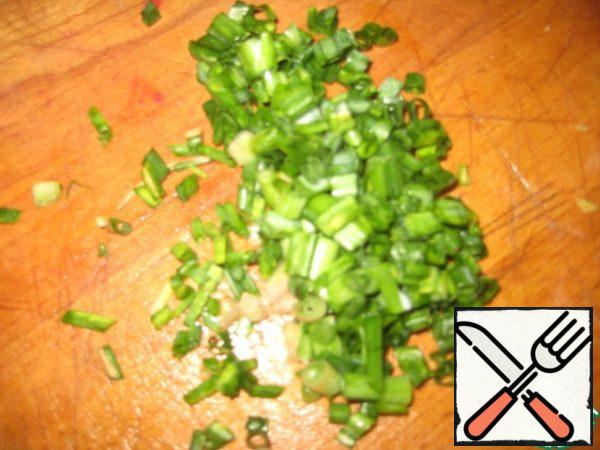 Finely chop the green onion.
