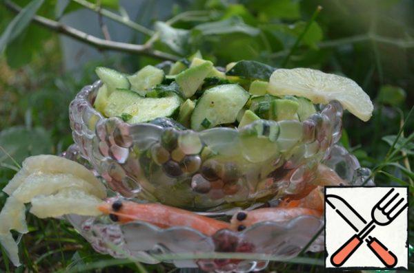 Mix cucumbers, avocado, lemon and onion.
We fill everything with unrefined oil, salt, pepper.
Add a little grated zest, about a quarter of a lemon.