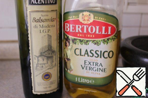 Take olive oil and balsamic vinegar and mix in a bowl with mint and spices.
