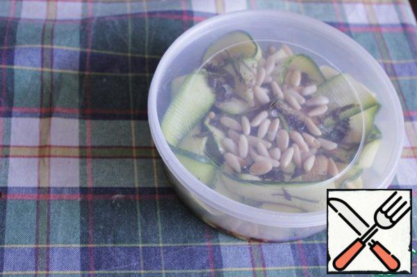 Cut the zucchini lengthwise into thin strips and put everything in a container, pour the sauce over it. Shake it slightly and send it to the refrigerator.