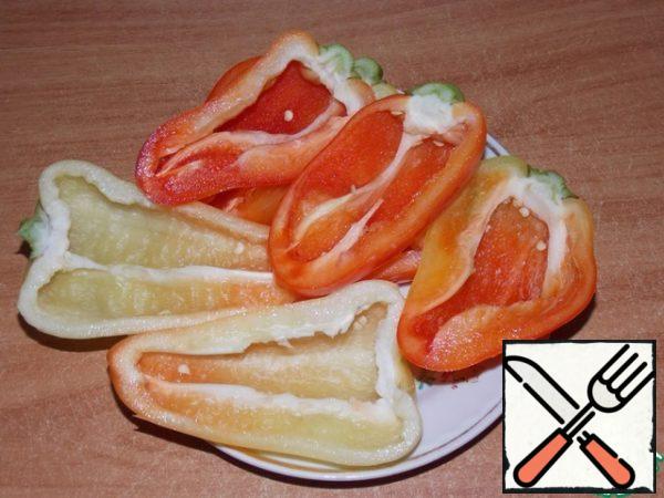 Cut the pepper in half, remove the seeds.
