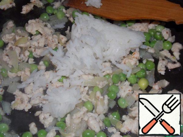 Add boiled rice, adzhika (seasoning), salt and pepper. Stir.