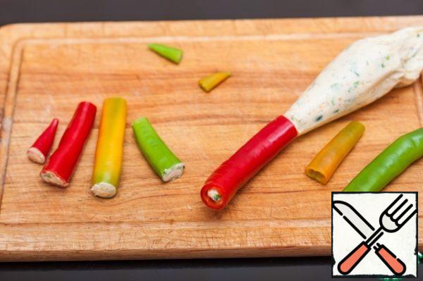 Fill kornetik cheese mixture and fill the peppers. Remove them in the freezer for 10 minutes to cheese mass slightly frozen.