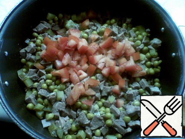 Cut tomatoes into slices, remove all seeds and liquid and cut into cubes.
