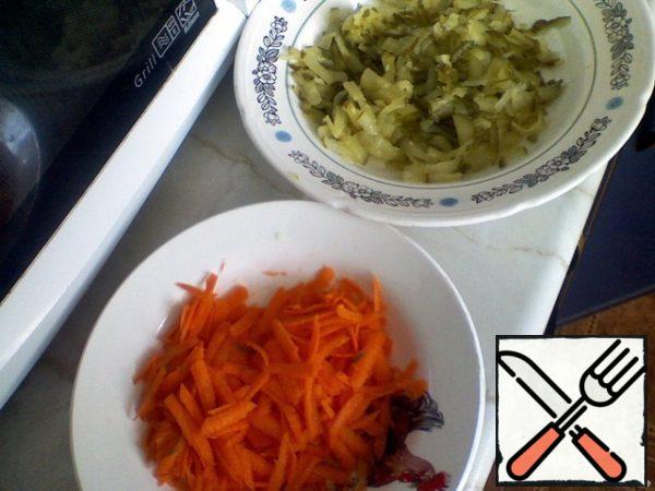 Grate cucumber, carrot and potato on a coarse grater, finely chop onion.

