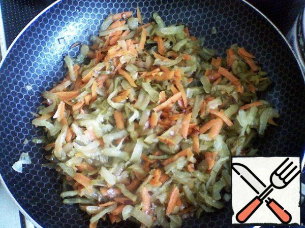 Fry the sausage and cold cuts (sausages, fillets and ham) in vegetable oil.
