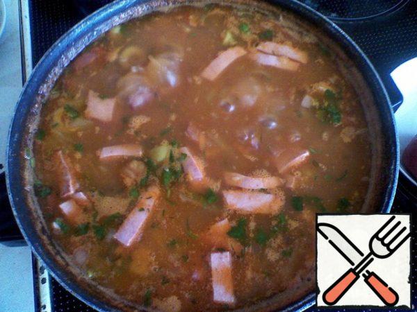 Boil the broth, put a mixture of vegetables and meat mixture into it, add potatoes.
Bring to a boil, reduce the heat.
Add chopped olives, bay leaf, crushed garlic, pepper and salt.