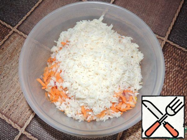 Next, we take 1 kg of minced meat (I got pork), add the remaining chopped vegetables and rice boiled until half cooked (I take 100 grams in bags, one is just enough).
