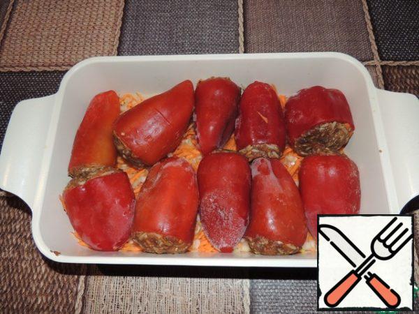 Stuffed with a mixture of peppers and spread on a vegetable pillow (I have frozen pepper)
