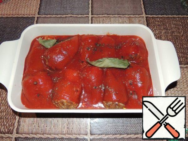 Pour in the salted tomato juice (you can dilute it with tomato paste), pepper, add the bay leaf and put it in the oven at 180 g for 30 minutes.
