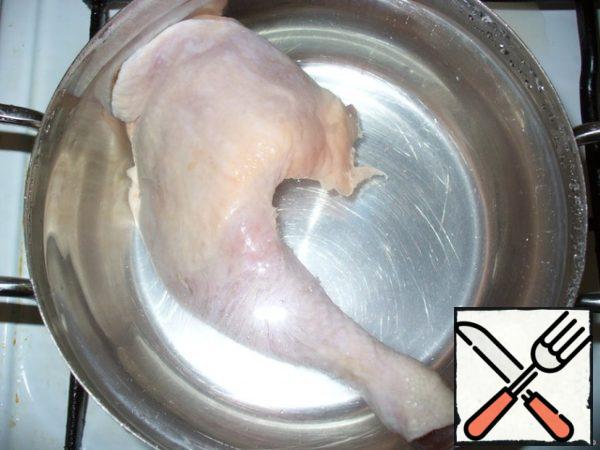 Pieces of chicken pour water and put to boil when it boils - salt, remove the foam and cook on low heat for 40 minutes.
