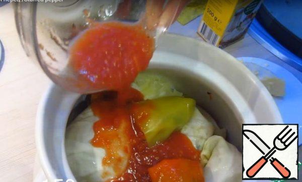 Pour the remaining tomato juice over the cabbage rolls.
