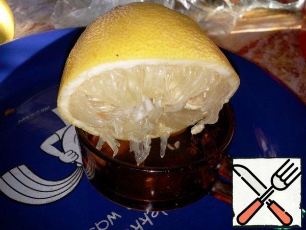 Squeeze the juice out of the lemon. If the lemon is lowered into boiling water for a couple of seconds, it is much easier to squeeze it out.
Mix with olive oil and a pinch of salt.