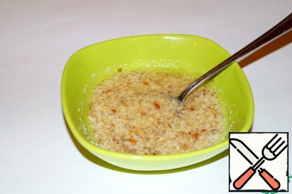 Dressing: peel ginger, cut into pieces and grind in a blender with walnuts. Transfer to a bowl, pour oil, lemon juice and honey. Mix well.
