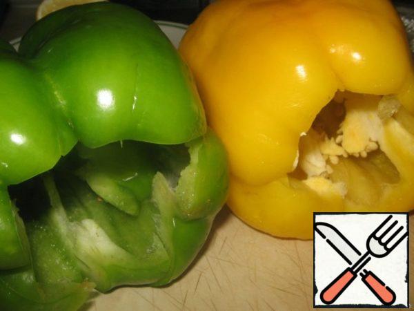 Remove the core from the peppers. Ideally, there should be 3 peppers, but I somehow mysteriously lost the red one. My husband loves pepper very much.
