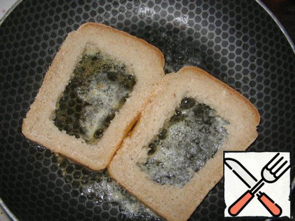 Cut out the middle of the bread.
