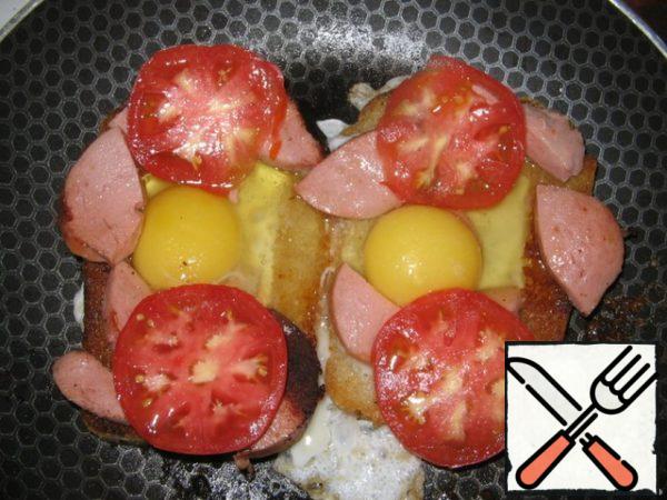 We drive an egg into the middle, salt, pepper. Bring to a boil over low heat under a lid.
