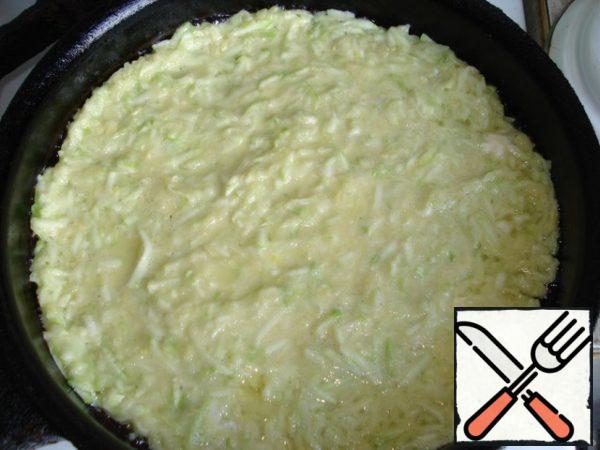 Fry the pancakes in a frying pan in vegetable oil. If the well is settled, it will not be a problem to turn it over. The result is 6-7 pancakes.
