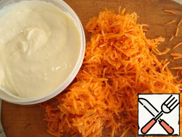 Squeeze garlic in mayonnaise, finely chop carrots.
