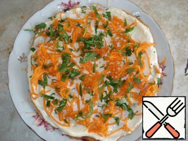 Lay out the next cake. Grease with mayonnaise, sprinkle with carrots and herbs.
