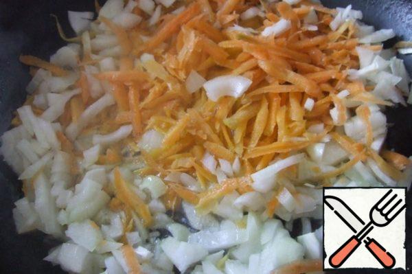 Cut the onion into small cubes, grate the carrots on a coarse grater. Pour vegetable oil into a frying pan, put onions and carrots and fry a little.
