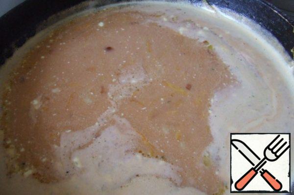 Sauce preparation:
Add tomato paste, sour cream, salt, spices and about 2 cups of boiled water to the remaining onions and carrots. You can use meat broth. Mix everything, put it on the stove, let the sauce boil a little.