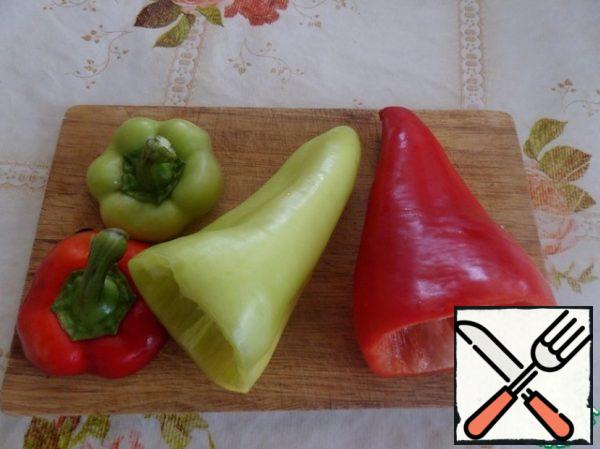 Wash and peel the pepper.
