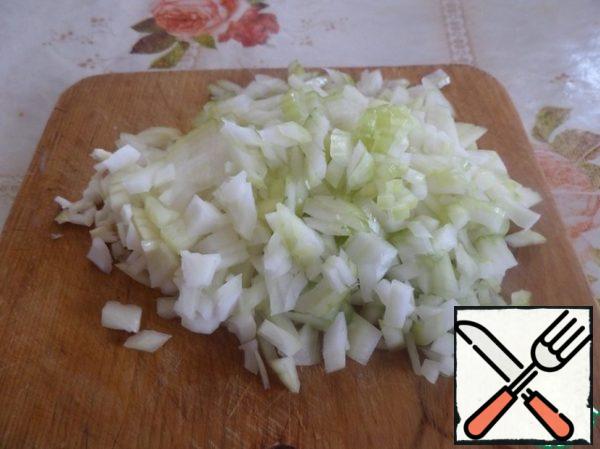 Finely chop the onion.
