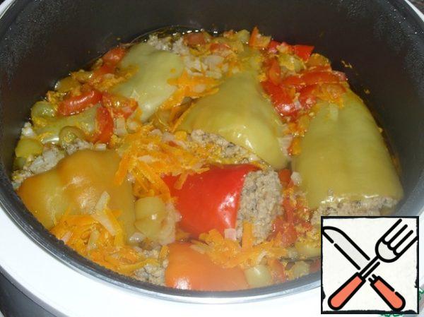 Close the lid of the slow cooker. Turn on the "Extinguishing" mode. Cook for 60 minutes.
