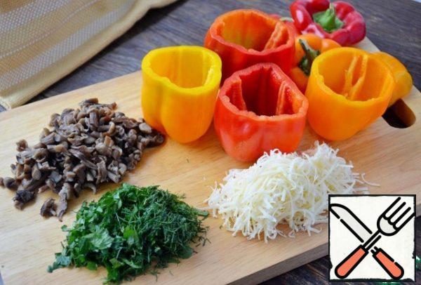Wash the pepper, cut off the top, remove the seeds and partitions. If you like the pepper to be soft after cooking, you can lower the peppers into boiling water for 2-3 minutes. I didn't do it, I like it when vegetables are cooked al dente. The inner walls of the peppers can be lightly salted, if you like salty dishes, I do not salt. Chop the mushrooms and herbs, grate the cheese on a medium grater.

