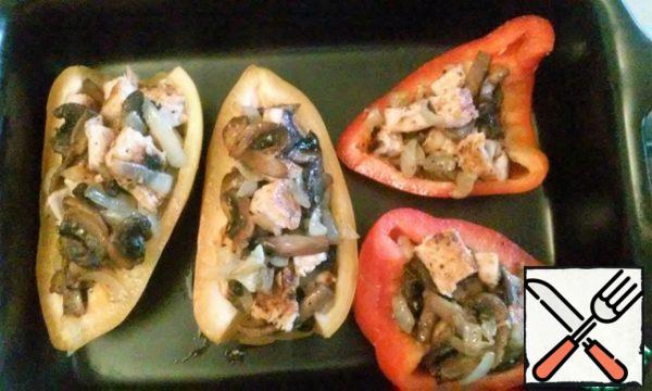 Wash the pepper, remove the core and seeds, cut into 2 halves. Fill the pepper halves with a mixture of chicken fillet and mushrooms. Put in the oven for 15-20 minutes.
