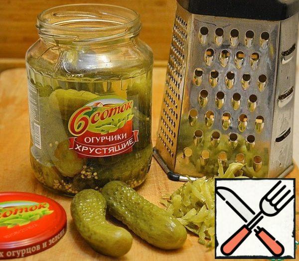 To prepare a snack, we will need pickles.
Grate three cucumbers on a coarse grater.
