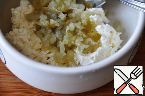 Take the cheese, put it to the grated cucumbers.
