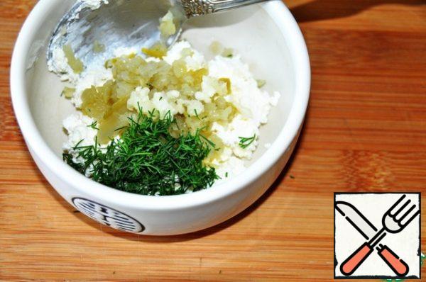 Squeeze out the garlic, add chopped dill.
Mix everything well.