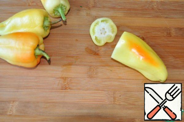 Take Bulgarian pepper, the color does not matter.
Cut off the top, clean it.