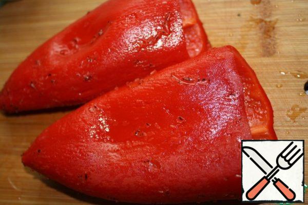 If you are the owner of dry peppers, then this dried pepper is poured with hot water, soaked for 15-20 minutes, and then it can already be stuffed.
If the bell pepper, then carefully cut off the caps from it and peel off the seeds.
Take a saucepan with a little cold water. We warm it up and throw the peppers - let it flash for about five minutes when the water boils. Pour hot water over the peppers and remove the skin, which means that the blanching stage has already been passed.