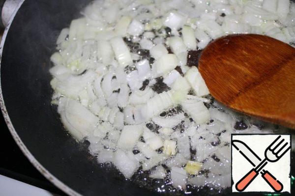 Finely chop the onion, heat the oil and fry it until golden brown.
