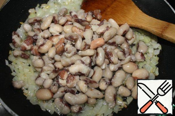 Then add the beans and fry everything together.
Add spicy, sweet paprika and mint. Add salt to taste.