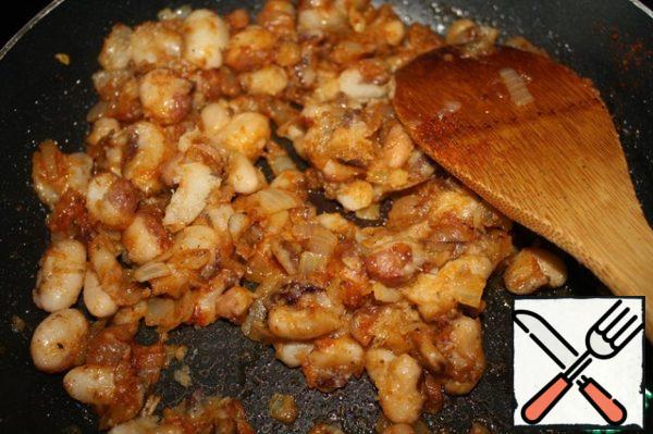 When everything is fried, add half a clove of finely chopped garlic.

