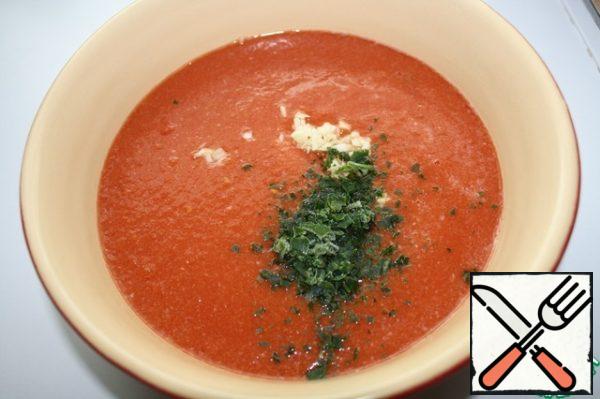 Chop tomatoes from a jar, or you can take tomato juice or diluted tomato paste.
Pour the juice into a baking dish, add the remaining garlic, parsley to taste and salt.