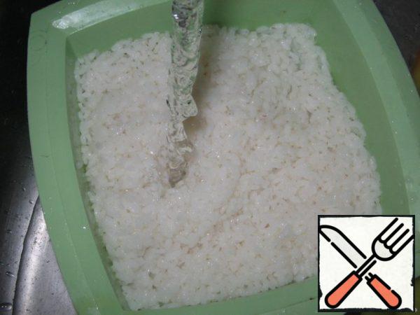 Rice is boiled until half-cooked, lightly salted. Rinse with cold water.