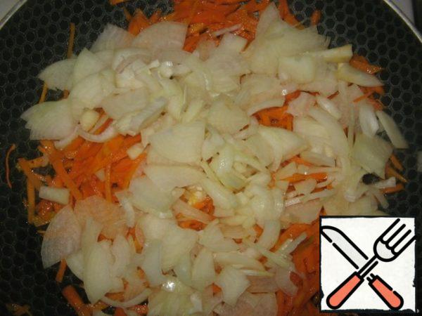 To the carrots add the cut also into strips, onion (part of the bow should be saved for gravies, approx 1/3).