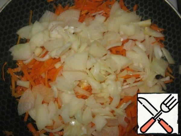 Fry until half cooked. You can lightly sprinkle with sugar for more golden.
