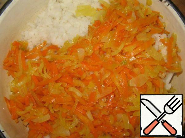 Mix the vegetables with the boiled rice (the rice should drain well).
