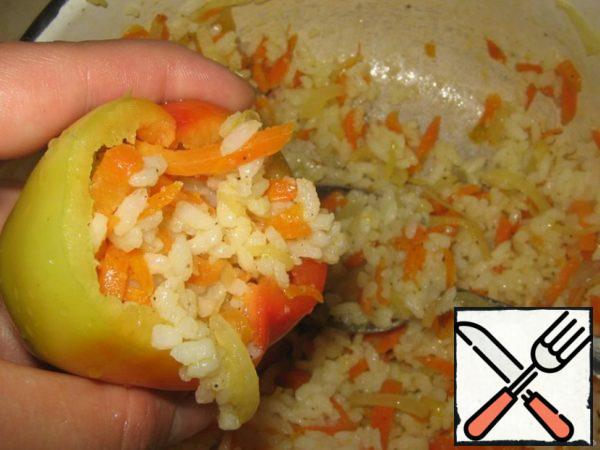 We stuff our peppers as tightly as possible, laying out the filling.
