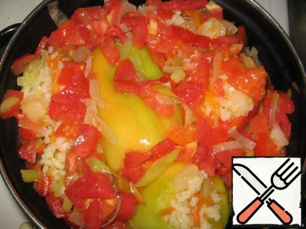 Fill the peppers with gravy and put on a slow fire.