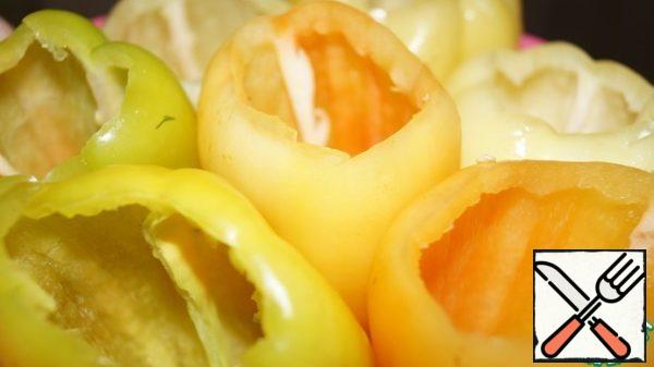 Wash the pepper. We clean the insides.
